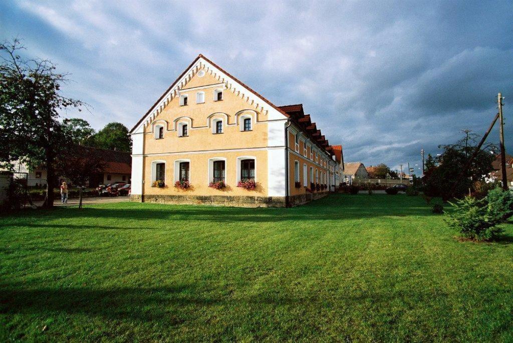 Pension U Svateho Jana Hradec Králové エクステリア 写真