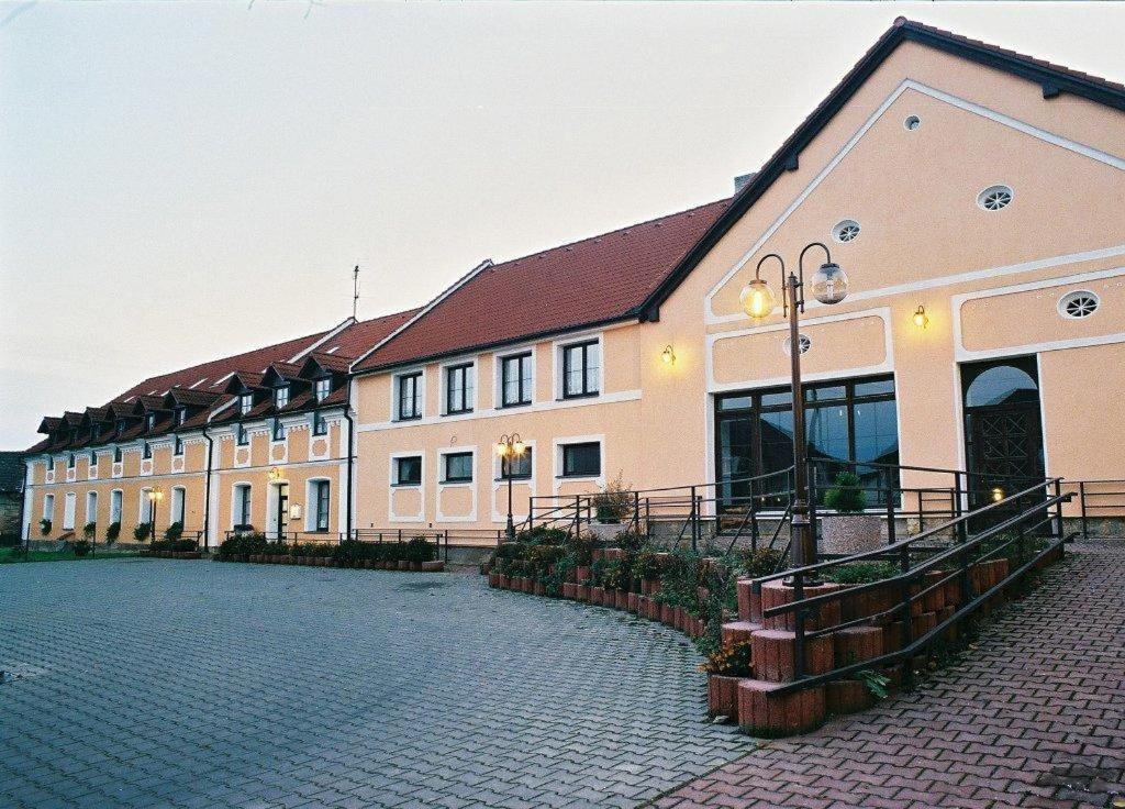 Pension U Svateho Jana Hradec Králové エクステリア 写真